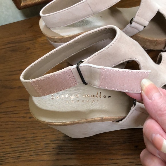 NWOT Bettye Muller Concept womens platform sandals.  Size 7.  Bone.  Faux suede. - Picture 5 of 11